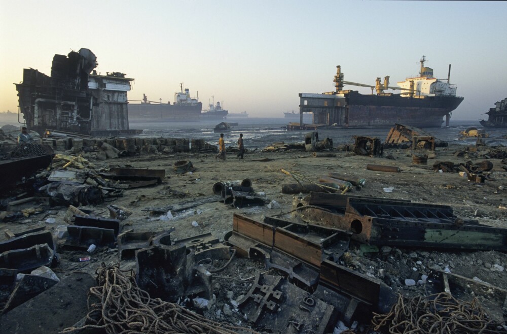 <b>I BANGLADESH:</b> Fra skipsopphuggingsstranden i Chittagong, hvor skrapmetall, asbest, bly og en rekke andre rester fra opphugde skip ligge strødd.