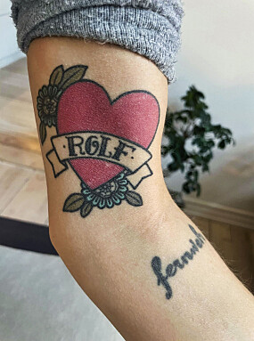 <b>EVIG MINNE: </b>Ingrid har tatovert et rødt hjerte på overarmen med navnet Rolf.