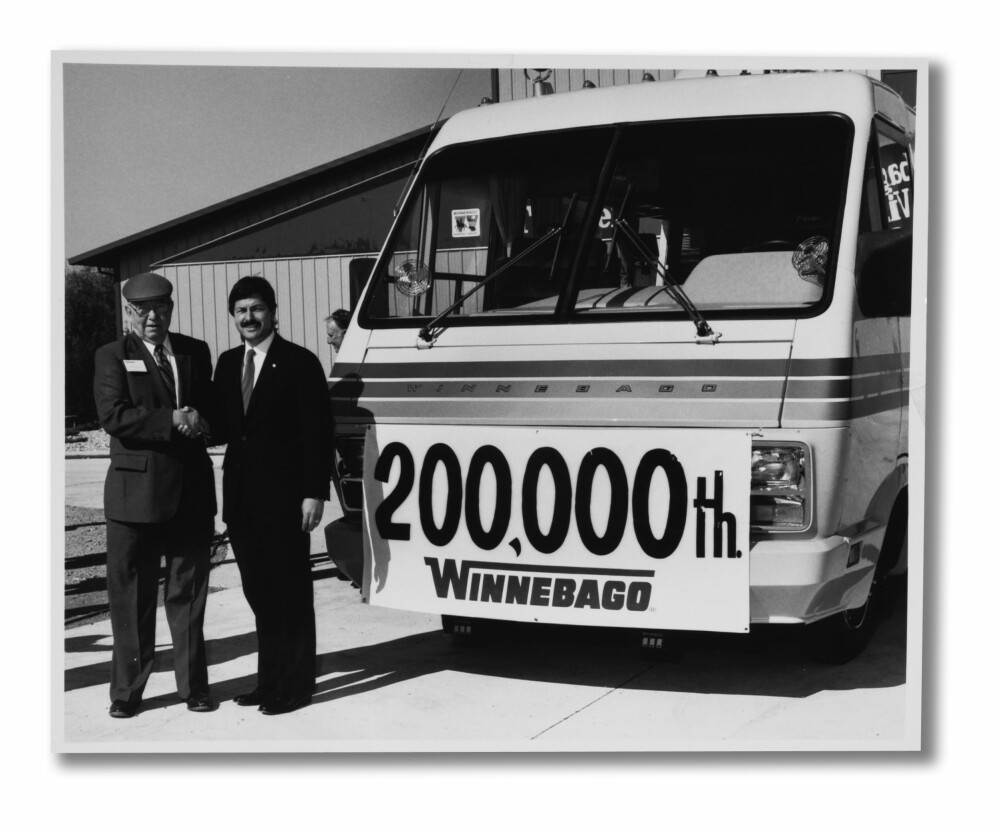 <b>JUBILEUM:</b> John K. Hanson gratulerer en kunde med Winnebago-bobil nr. 200 000.