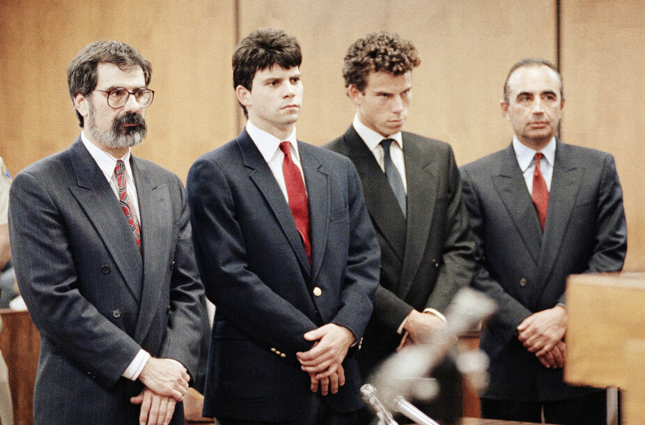 <b>MILLIONÆR-DRAPSMENN:</b> Lyle (nr. to fra venstre) og broren Erik Menendez under et rettsmøte i 1990 der de var mistenkt for å være sine foreldres drapsmenn. 