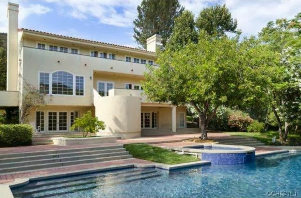 VELSTÅENDE: I denne praktvillaen i Beverly Hills bodde familien Menendez helt frem til 20. august 1989 da begge foreldrene ble drept. − Av mafiaen, trodde politiet først.