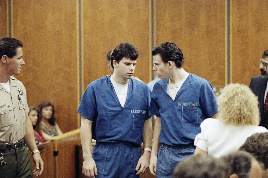 <b>FANGER:</b> Erik og Lyle Menendez under et retts­møte i 1990, der en dommer fastsatte at opptak­ene av deres tilståelsessamtaler <br>med psykologen, kunne brukes som bevis.