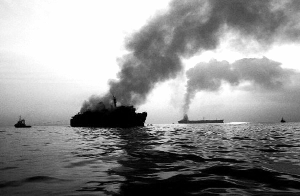 <b>IKKE OPPDAGET:</b> Selv om de to brennende skipene befant seg i nærheten av hverandre, ble all redningsinnsats rettet kun mot tankskipet i bakgrunnen.