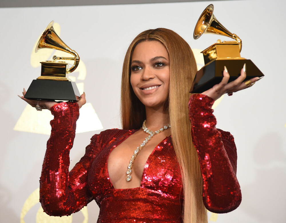 <b>FULLE HYLLER:</b> Beyoncé med to av mange Grammy-statuetter. Premiehyllen renner over av utmerkelser. 