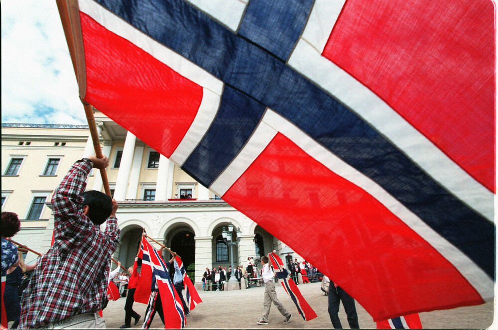 <b>FLAGGET OG KONGEFAMILIEN:</b> Du får det ikke mer 17. mai enn dette. Her hilser barnetoget kongefamilien i 1998. Det rene norske flagget (uten unions­merket) ble innført 15. desember 1899.