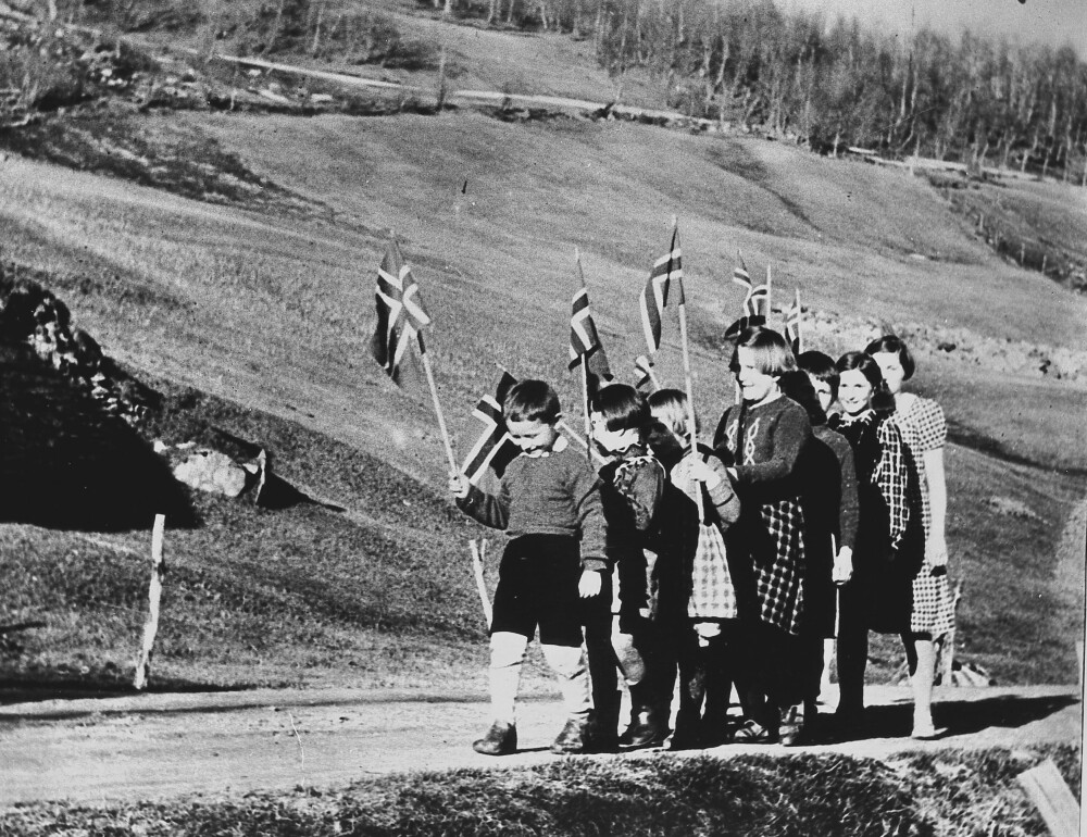 <b>ULOVLIG:</b> Tyskerne nedla forbud mot 17. mai-feiring. Men disse barna trosser nazistene og har laget sitt eget lille tog et sted i en bygd i Nord-Norge. Små heltegjerninger som dette holdt den nasjonale moral oppe.