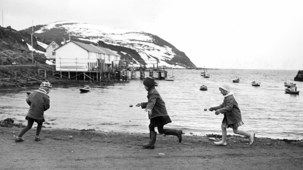<b>I FJÆRA:</b> Skolebarna i Kamøyvær, like ved Nordkapp, feirer 17. mai i 1963 med snø på alle kanter. Eggeløp i fjæra er populært, men forårsaker ofte plumping, hjemlengsel og behov for trøst. 