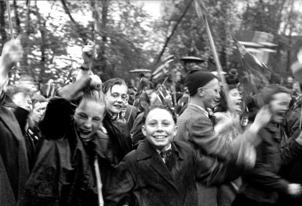 <b>NAZIFRITT:</b> Nazistene jaget, Hitler død og Norge endelig fritt. 17. mai-feiring Oslo 1945. Øsende regn la ingen demper på festlighetene.