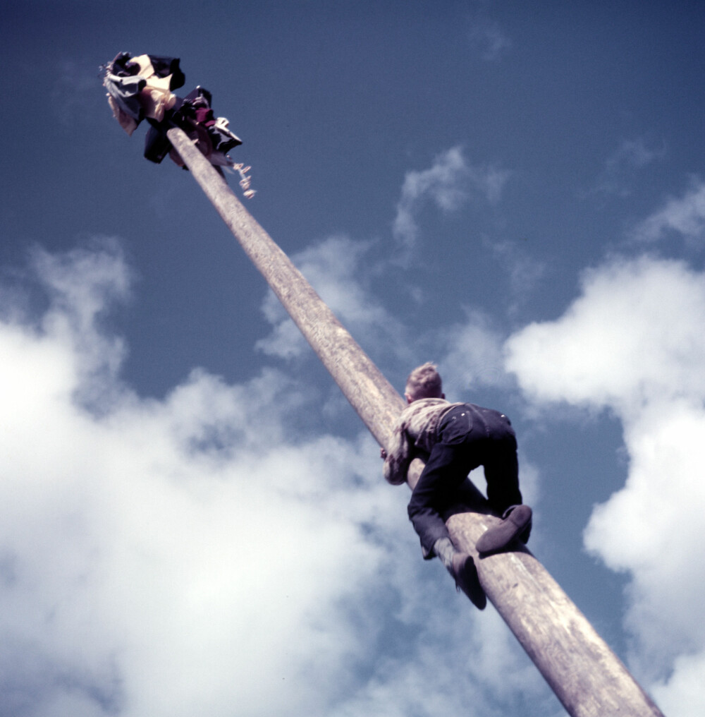 <b>VÅGHALSER:</b> Det gjaldt andre lover i 1954, så det var helt greit at barna klatret opp stolper for å vinne premien i toppen, selv om de risikerte å slå seg fordervet. Her i Bergen.