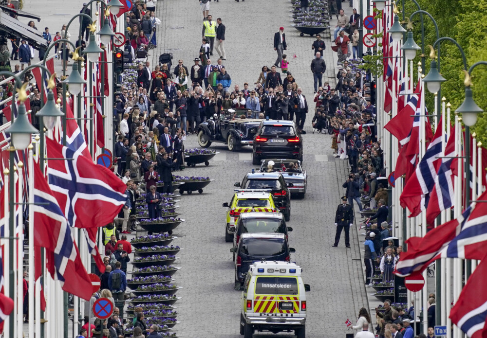 <b>STUSSELIG:</b> Det ble en stusselig 17. mai-feiring i fjor. Det blir ikke bedre i år. Men kulturminister Abid Raja håper på at man også i år samles om å fremføre «Ja vi elsker» rungende i kor over det ganske land rett etter 12.00. Bildet viser kong Harald, dronning Sonja, kronprins Haakon og kronprinsesse Mette-Marit forlate Slottsplassen i A1 og A5 under 17. mai-feiringen i 2020.