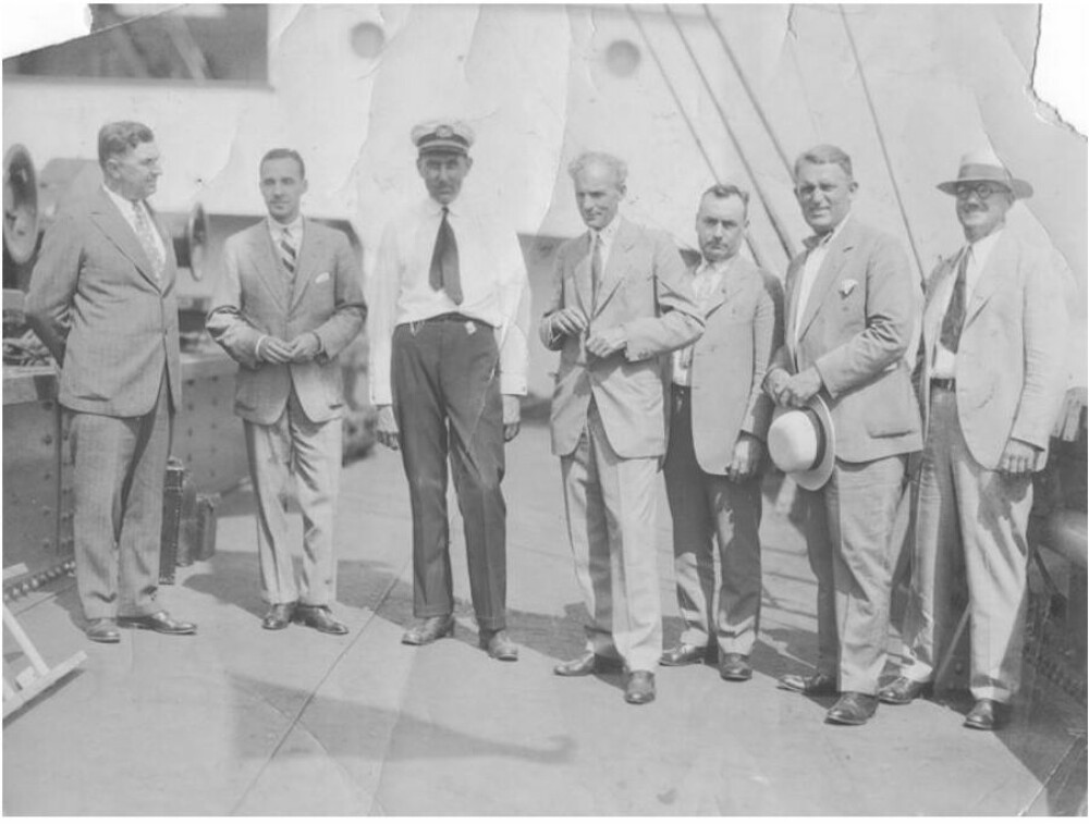 <b>NORSK MIDTPUNKT:</b> Einar Oxholm er skipperen i midten. Mannen til høyre for ham er selveste Henry Ford. Mannen til venstre: Fords sønn Edsel. Bildet er tatt i 1928.