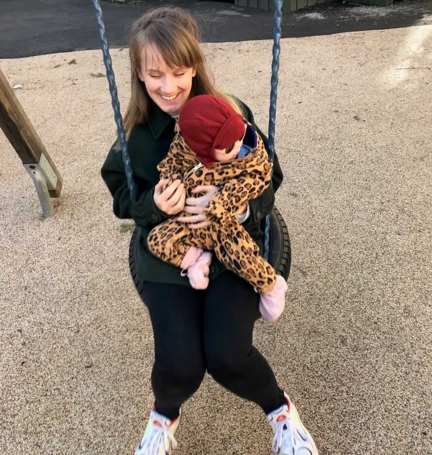 NÅ GÅR DET BEDRE: Alice sammen med datteren, som snart er ti måneder.