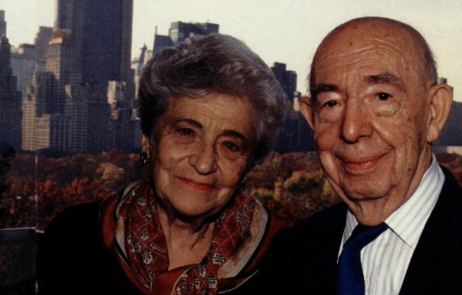 TRØNDER I NEW YORK: Norske David Abrahamsen emigrerte til USA og ble spesialist på å gjennomskue seriemordere. Her med kona Lova på balkongen i deres bolig i New York.