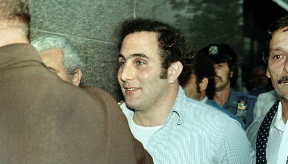 SERIEMORDER TATT: David Berkowitz, som kalte seg "Son of Sam," føres bort av politiet i New York i 1978.