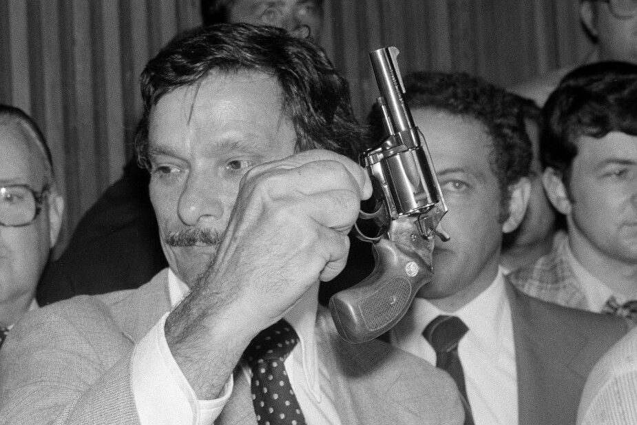 DRAPSVÅPEN: 11, august 1977 viser politimann i New Work, Edward Zigo. en .44-kaliber Charter Arms Bulldog revolver brukt av David Berkowitz aka "Son of Sam".