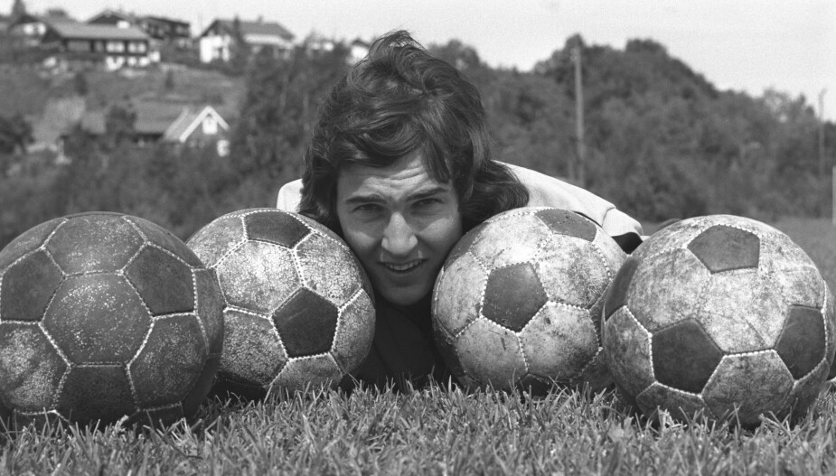 <b>ARKIVFOTO: </b>Lillestrøm 23. juni 1973: Fotballspiller Tom Lund (22) jobber som 
selger, spiller fotball i 3. divisjon på Lillestrøm og har 11 kamper for A-landslaget så langt.
Også ivrig i friidrett og ishockey.