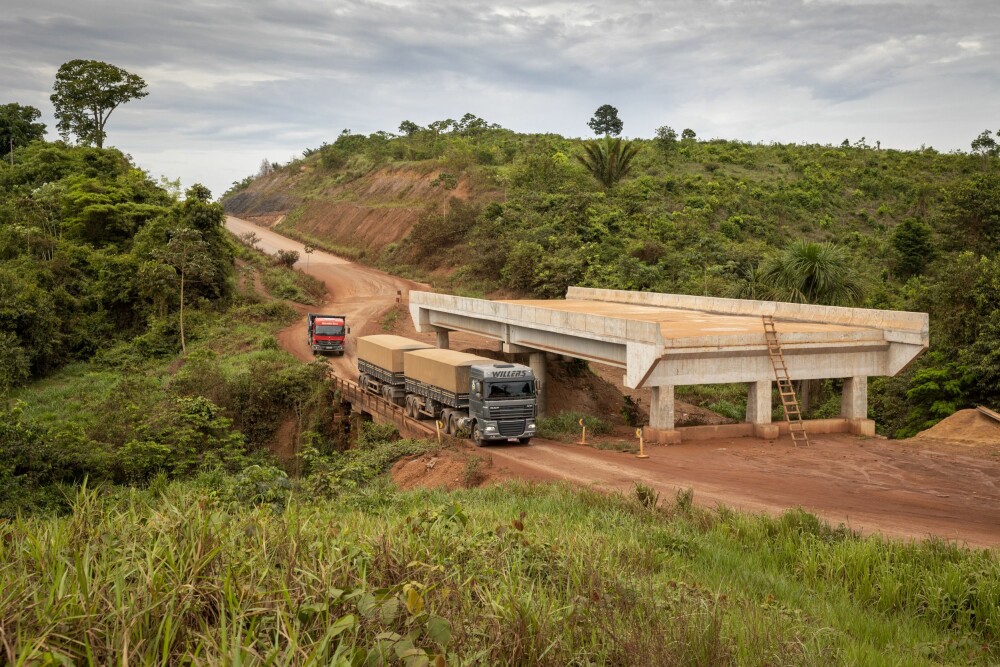 <b>BROBYGGERE:</b> Nye broer gjør transportveiene for soya og tømmer farbare også under regntiden.