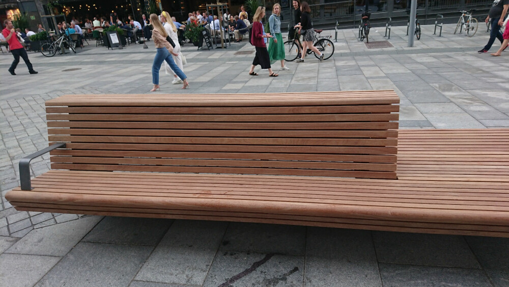 <b>«MILJØ­VENNLIG»:</b> Olav Vs gate i Oslo ble utstyrt med granitt fra India og benker i tropisk tømmer.