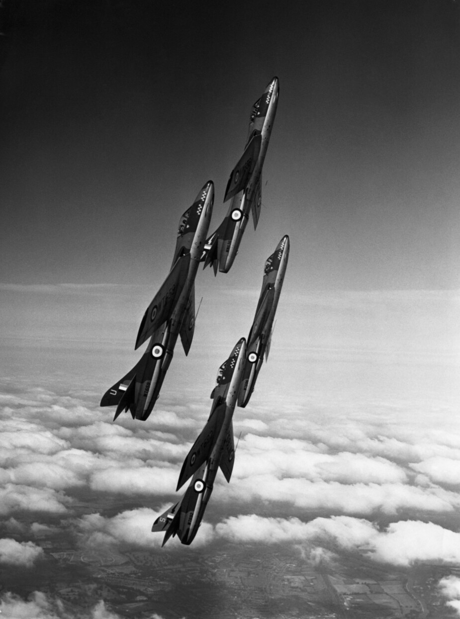 <b>SKUTT UT PÅ BAKKEN:</b> Hawker Hunter-akrobater i 1955. Et år tidligere mistet løytnant Michael Thurley kontrollen over sin Hunter etter landing, men ble skutt ut og i sikkerhet av katapultstolen. Flyet endte som totalvrak.