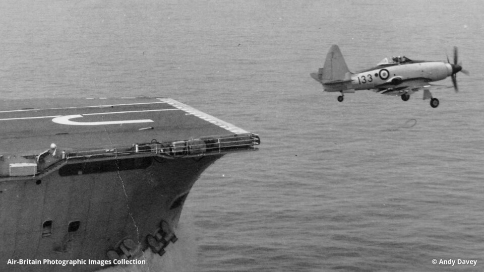 HANGARSKIP-ULYKKEN: En slik Wyvern-maskin skar rett til sjøs, og piloten reddet livet takket være katapultsetet, for første gang benyttet under vann.