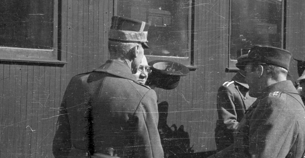<b>PÅ HAMAR:</b> Flukten fra tyskerne foregikk først med tog. Her ser vi kong Haakon, statsminister Nygaardsvold og kronprins Olav ankomme Hamar jernbanestasjon 9. april 1940.
