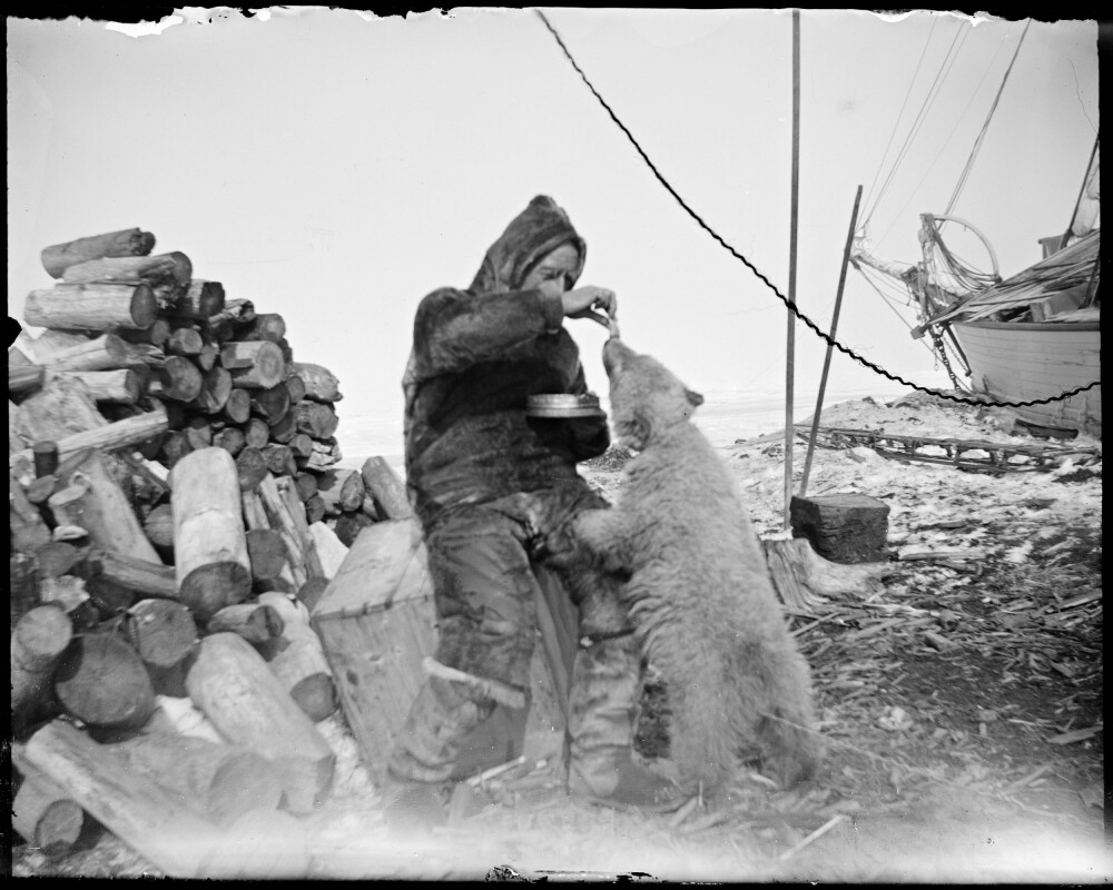 <b>AMUNDSEN OG MARIE:</b> Nær venner i isødet: Roald Amundsen og hans kosebjørn.