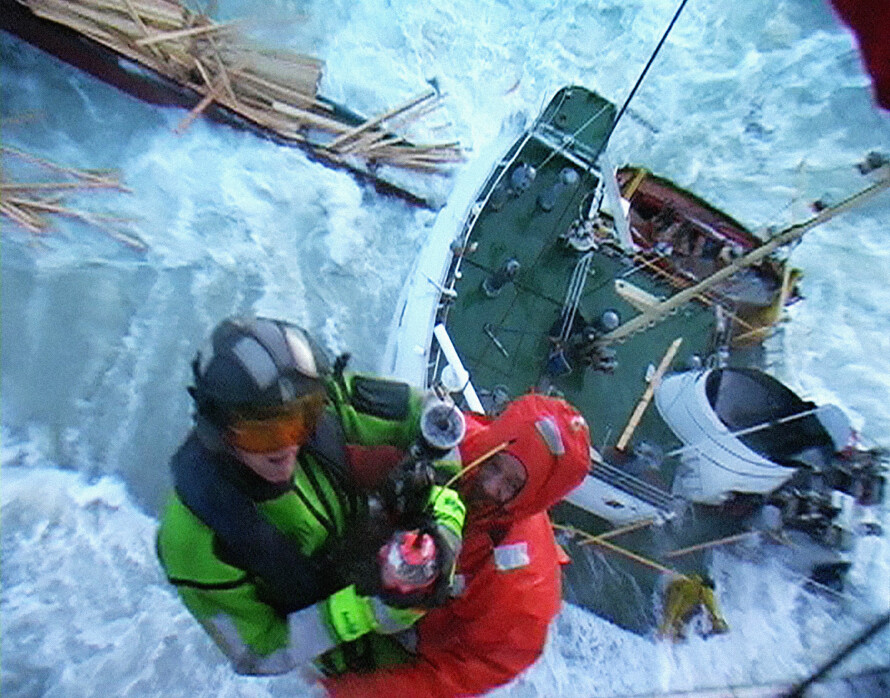 ØRJAN PÅ JOBB: I 2010 forliste et russisk frakteskip på Fiskerhalvøya. Redningsmann Ørjan Gullbekkhei og resten av besetningen fikk senere en russisk medalje for edel dåd da de plukket opp alle de 12 på fartøyet.