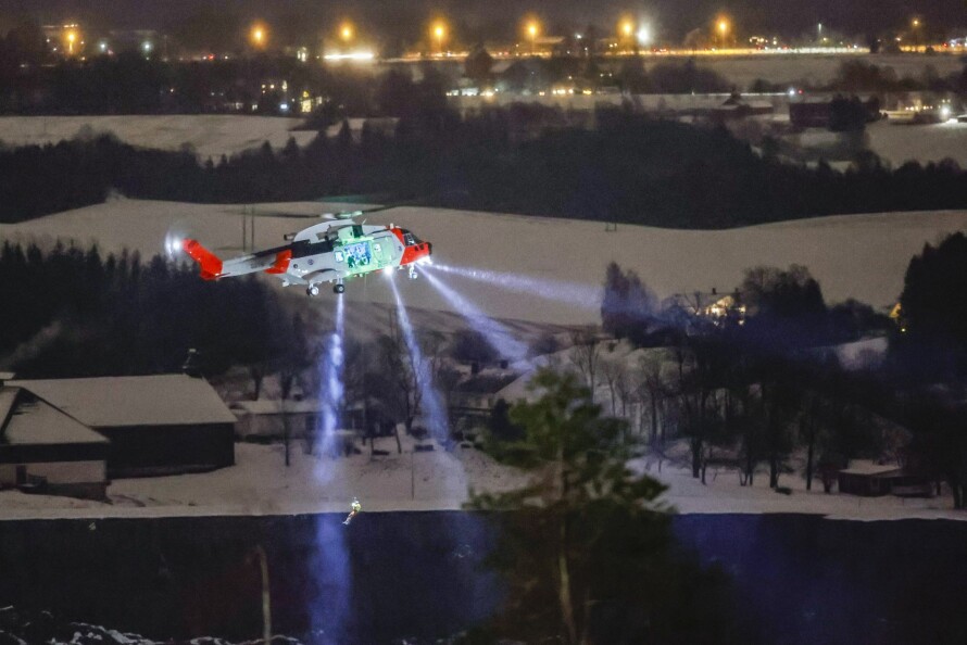 LEIRRAS: 330 skvadronens nye SAR Queen i aksjon over leirraset i Gjerdrum. I alt 13 personer ble reddet ut fra leirmassene.