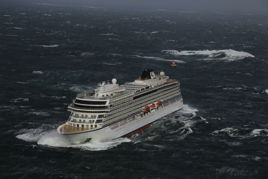 EVAKUERTE CRUISESKIP: I mars 2019 sendte cruiseskipet Viking Sky mayday da det fikk motorhavari på Hustadvika med 1373 passasjerer om bord. I løpet av ett døgn ble 470 personer heist opp med helikopter i en av de største helikopterredningsaksjonene noensinne. 162 av dem ble reddet av 330 skvadronen. Sea King-helikoptrene spilte også en viktig rolle i bergingsarbeidet da cruiseskipet Maksim Gorkij kolliderte med et isfjell på Svalbard i 1989 med 954 om bord.