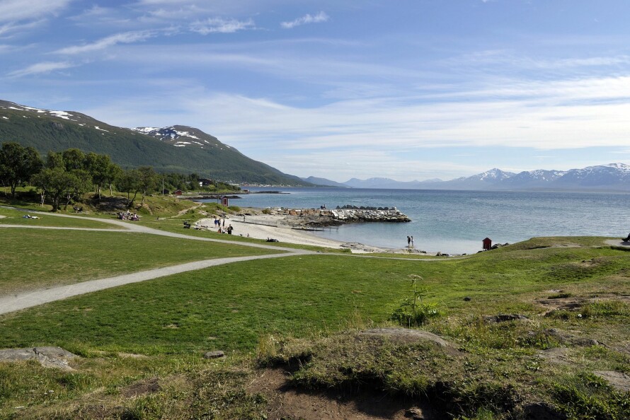 PARADIS: Hver eneste dag, året rundt, brukes Telegrafbukta og Folkeparken på den sørligste delen av Tromsøya som rekreasjonsområde av mange mennesker. De fleste aner ikke noe om den forferdelige tragedien som fant sted her. Stien til venstre i bildet går over i Kjærlighetsstien.
  Foto: Terje Mortensen/VG