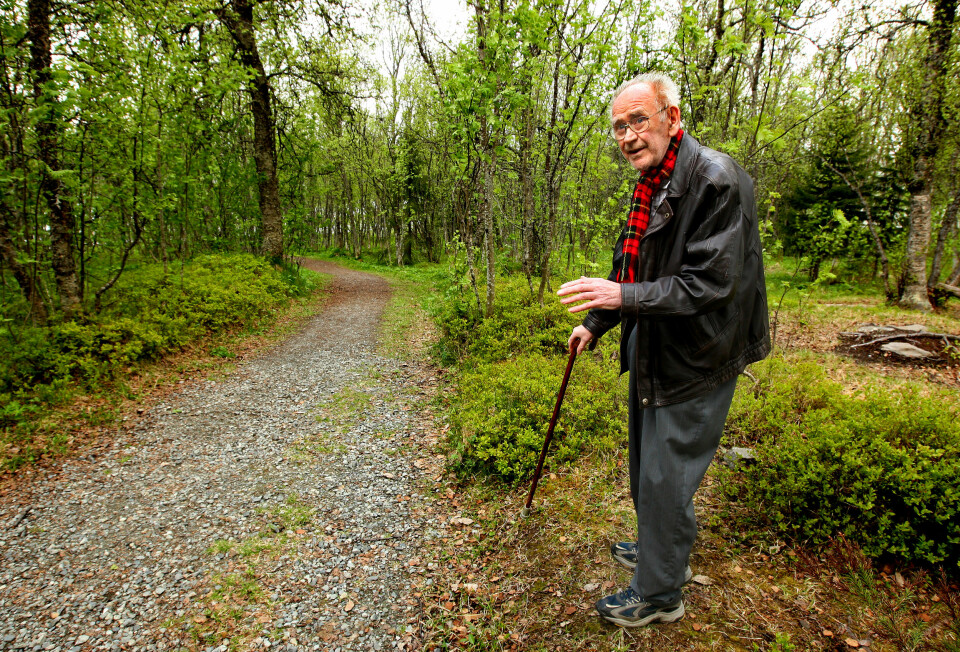 KJÆRLIGHETSSTIEN: Arvid Jakobsen var den eneste av de fire ungdommene som overlevde tragedien i Telegrafbukta i Tromsø i 1944. Han var nesten aldri tilbake på stedet der det skjedde, men gjorde et unntak for lokalavisen iTromsø i 2011 – to år før han døde.