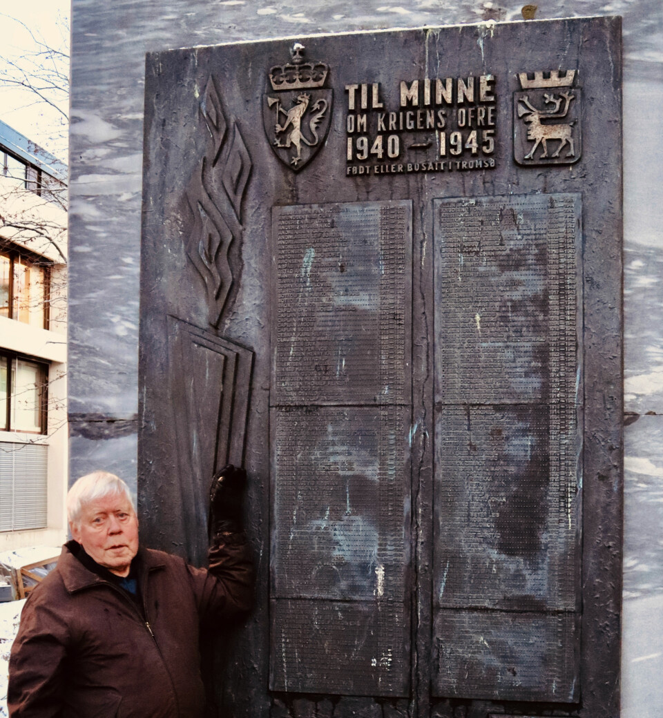 HUSKER DØDSDAGEN: Svein-Olaf Antonsen vokste opp som «enebarn» etter begge søstrene hans døde i mineeksplosjonen våren 1944. De to søstrenes navn står høyt oppe på minnesmerket over krigens ofre i Tromsø.