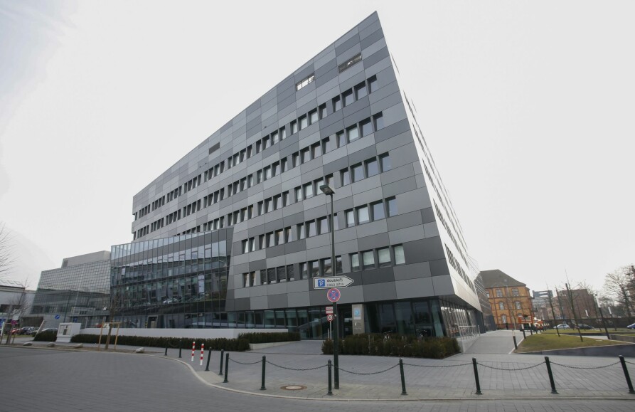 <b>MÅL FOR KRITIKK:</b> Statkrafts tyske hovedkvarter i Düsseldorf. Hit ble søkelyset rettet da kraftnettet i Tysk­land knaket i sammen­<br/>føyningene.