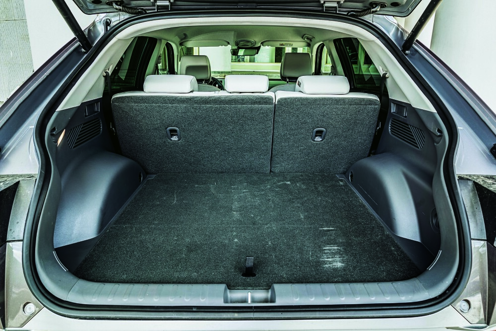 <b>BRA BAK:</b> Over 500 liter bagasjevolum. Under gulvet ligger en adapter som gjør at bilen kan levere strøm til ting du har med på tur.