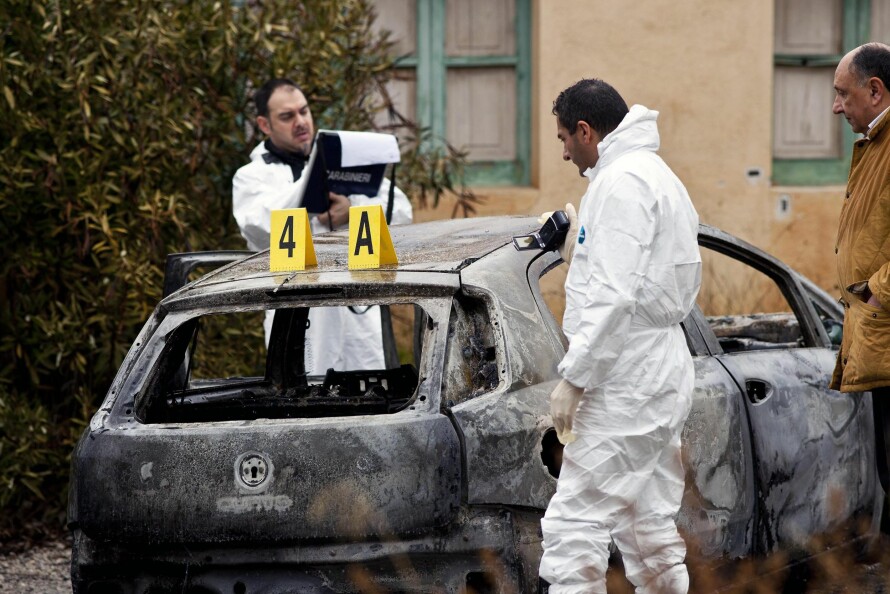 UTBRENT: Politietterforskere ved den utbrente bilen etter drapene på tre år gamle Nicola «Coco» Campolongo, bestefaren Giuseppe Iannicelli og Ibtissam Souss (27) i Cassano all'Ionio 16. januar 2014.