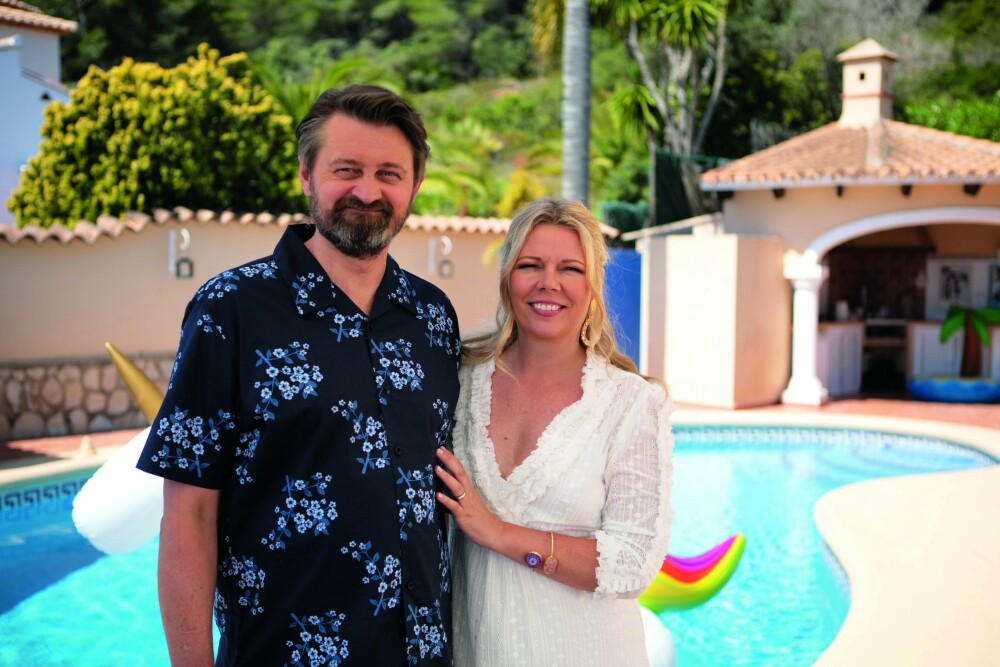 <b>KONE OG KOLLEGA:</b> I fjor ledet Thomas og kona Annette TV 2-programmet «Casa Numme». Her inviterte de kjendiser til en prat i feriehuset de eier i Spania. 