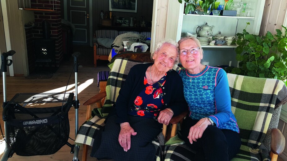 <b>HJEMME IGJEN:</b> Koronarestriksjoner i aldersboligen ga mor og datter kun tilmålt tid sammen. Derfor tok datteren Åsbjørg (65) mamma Anne Marie (105) hjem. – Det er et eventyr å bo hjemme igjen, sier Anne Marie.