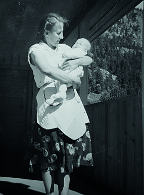 <b>NÆRT OG KJÆRT:</b> Mamma Anne Marie med Åsbjørg i armene på 1950-tallet. 