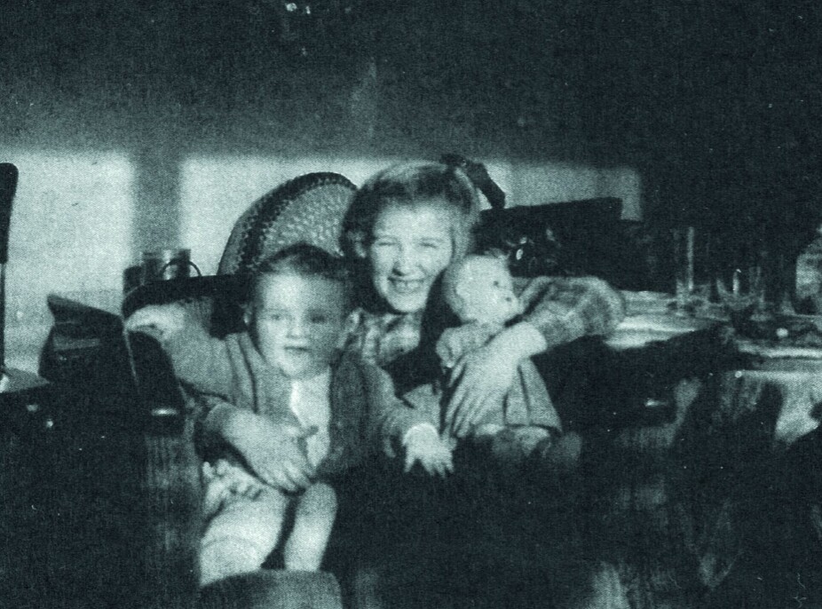 <b>SA FARVEL:</b> Kari og lillesøsteren Kirsten med dukka Åse sommeren 1944. Noen måneder senere måtte hun si farvel til dukken.