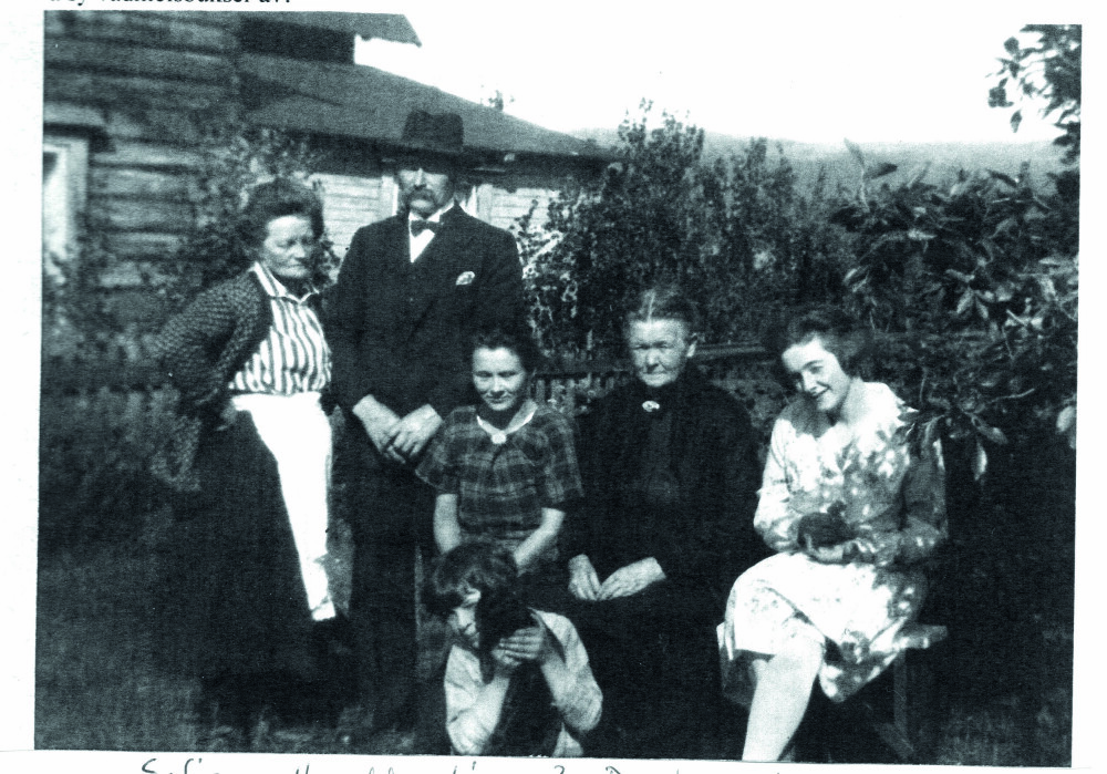 <b>FORELDRENE:</b> Karis foreldre Aslaug og Axel Wulff giftet seg sommeren 1929. Her ser vi også mormoren Sofie og morfaren Harald Foss Pedersen, Elise Henriksen og Anna Foss. 