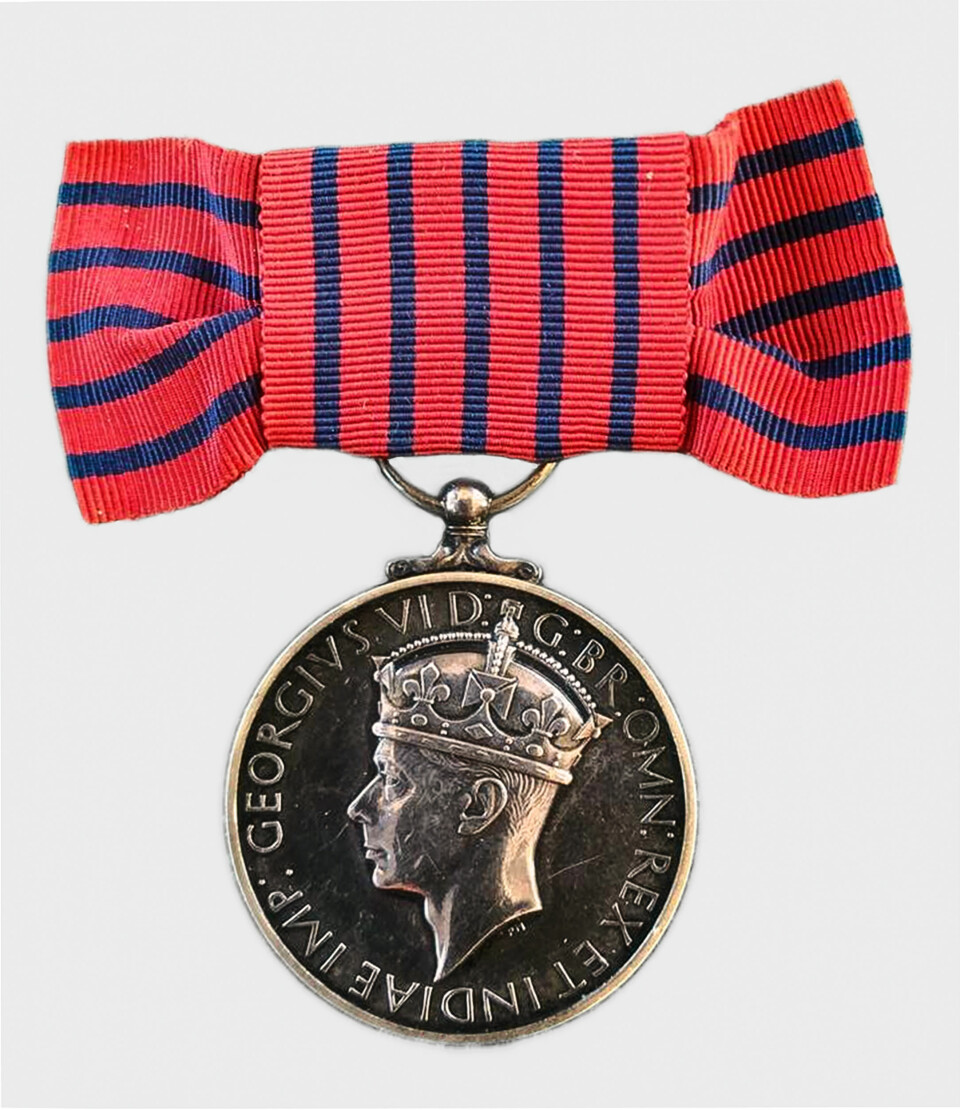 MEDALJEN: Fenrik Liv Sjøberg ble en av de høyest dekorerte kvinnene fra andre verdenskrig da hun i 1946 mottok George-medaljen i den britiske ambassaden i Oslo – en anerkjennelse av mot utvist av sivile. De fleste mottagere av George-medaljen utmerket seg ved enkeltstående bragder i farlige situasjoner.