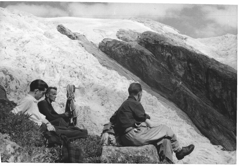 <b>BREVANDRING:</b> Bre­vand­ring i Norge var frem til 1960-tal­let forbeholdt spesielt interesserte. Disse karene har tatt en pust i bakken under oppstigningen til Jostedalsbreen, og har utsikt mot Odinsbre og Torsbre.