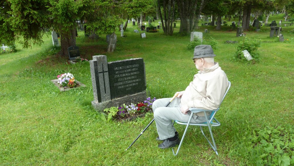 <b>VONDE MINNER:</b> Per Pedersen Kviteberg måtte leve med minnene om dagen da han mistet fire av sine nærmeste. Han var mange ganger tilbake på den felles graven de fikk på kirkegården på Lyngseidet. Dette bildet ble tatt en av de aller siste gangene han besøkte gravstedet før han døde i 2015. 