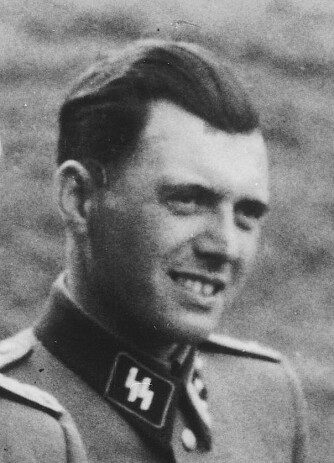 <b>DØDS­ENGELEN:</b> Josef Mengele fotografert utenfor Auschwitz-leiren i 1944. 