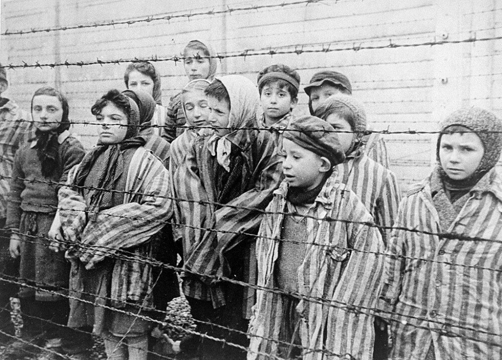 <b>OFRE:</b> Jødiske tvillingbarn i Auschwitz, holdt i live for å bli eksperimentert på av Mengele. 