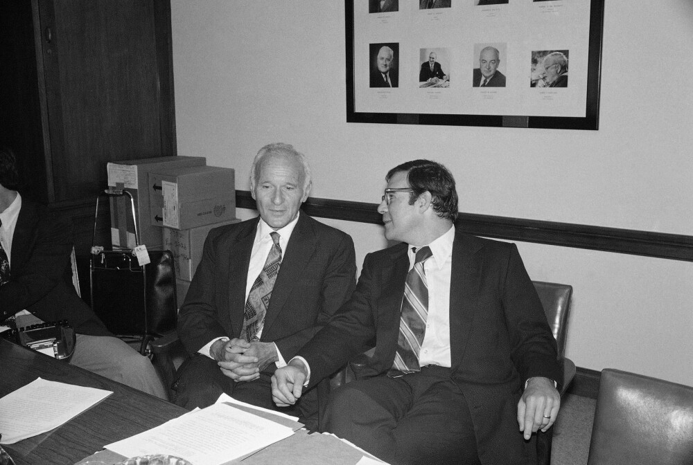 <b>UNDER LUPEN:</b> Sidney Gottlieb (t.v.) og hans advokat, avbildet før en høring i det amerikanske senatet i 1977. 
