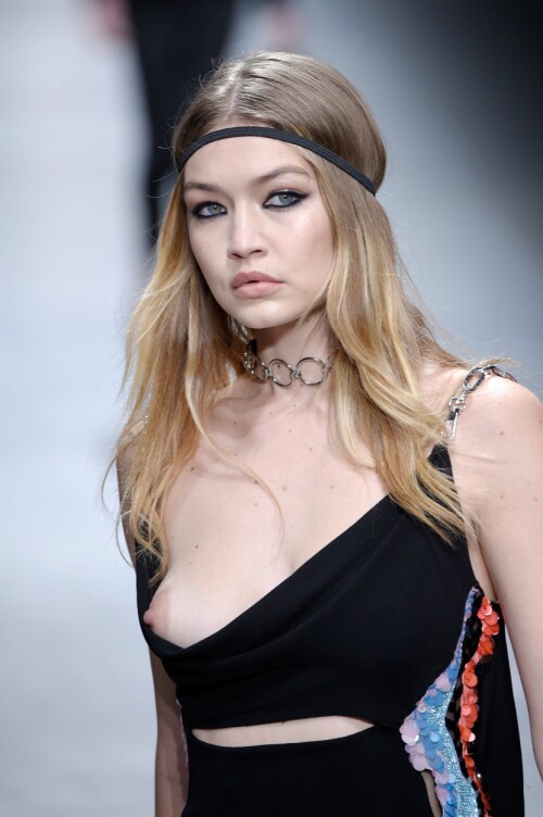 <b>HADID 2.0:</b> Gigi Hadid på catwalken for Versace. 