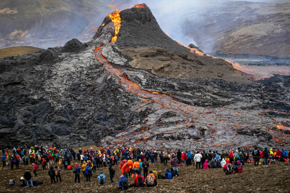 <b>SØNDAGSTUR:</b> En strøm turister og islendinger møter flommen av lava fra Fagradalsfjell, like utenfor Reykjavik. Naturen tro til da turistnæringen trengte nødhjelp.