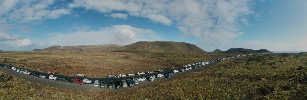 <b>TRAFIKKAOS:</b> Islandske myndigheter utbedrer veier, stier og parkeringsplasser i rekordfart for å holde åpen turistveien inn til Fagradalsfjell.