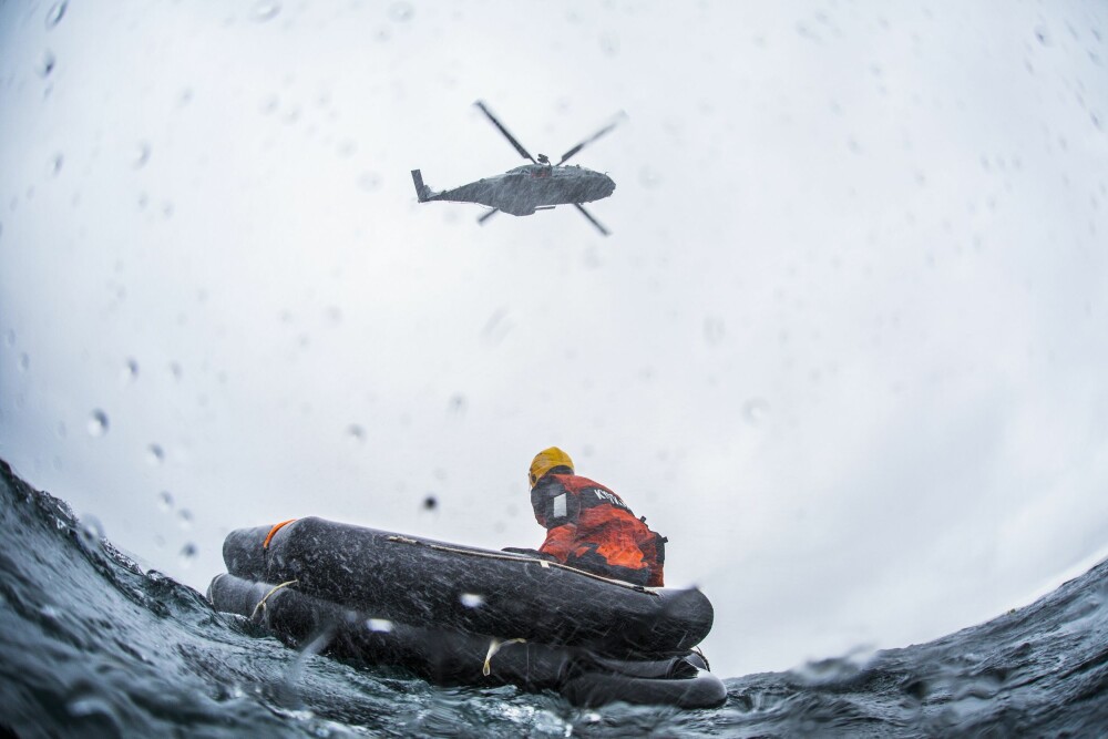 <b>UNDER TRENING:</b> På sikt skal kystvaktens NH90 kunne heise skipbrudne fra sjøen. Foreløpig er det mest trening.
